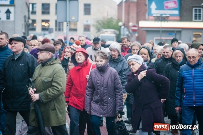 Zdjęcie w galerii na portalu naszraciborz.pl: Droga krzyżowa ulicami Raciborza wiadomości z regionu