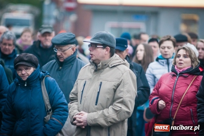 Zdjęcie w galerii na portalu naszraciborz.pl: Droga krzyżowa ulicami Raciborza wiadomości z regionu
