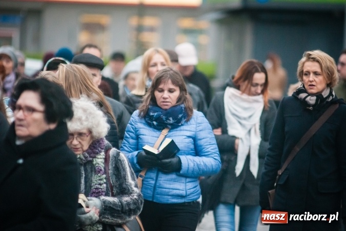 Zdjęcie w galerii na portalu naszraciborz.pl: Droga krzyżowa ulicami Raciborza wiadomości z regionu