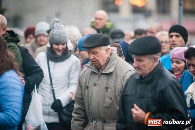 Zdjęcie w galerii na portalu naszraciborz.pl: Droga krzyżowa ulicami Raciborza wiadomości z regionu