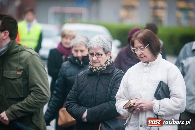 Zdjęcie w galerii na portalu naszraciborz.pl: Droga krzyżowa ulicami Raciborza wiadomości z regionu