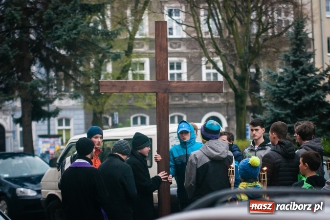 Zdjęcie w galerii na portalu naszraciborz.pl: Droga krzyżowa ulicami Raciborza wiadomości z regionu