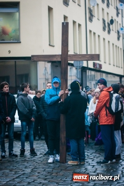 Zdjęcie w galerii na portalu naszraciborz.pl: Droga krzyżowa ulicami Raciborza wiadomości z regionu