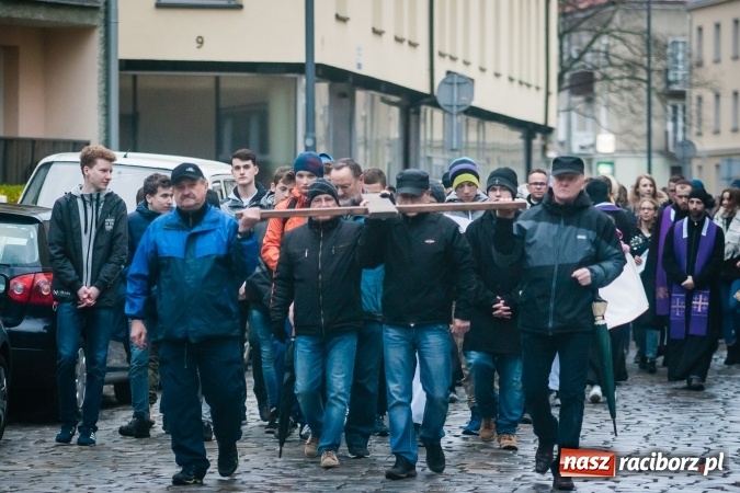 Zdjęcie w galerii na portalu naszraciborz.pl: Droga krzyżowa ulicami Raciborza wiadomości z regionu