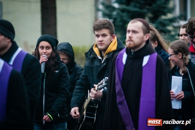 Zdjęcie w galerii na portalu naszraciborz.pl: Droga krzyżowa ulicami Raciborza wiadomości z regionu