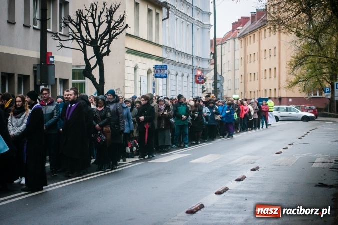 Zdjęcie w galerii na portalu naszraciborz.pl: Droga krzyżowa ulicami Raciborza wiadomości z regionu