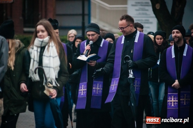 Zdjęcie w galerii na portalu naszraciborz.pl: Droga krzyżowa ulicami Raciborza wiadomości z regionu