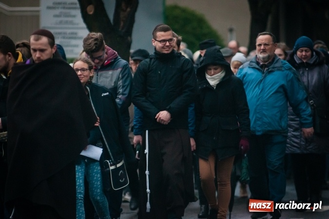 Zdjęcie w galerii na portalu naszraciborz.pl: Droga krzyżowa ulicami Raciborza wiadomości z regionu