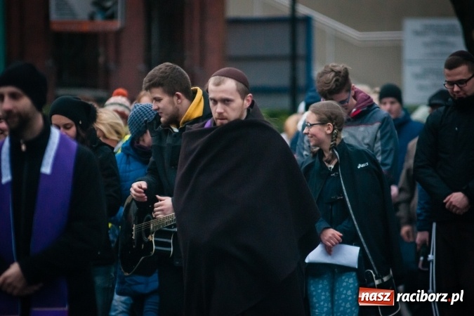 Zdjęcie w galerii na portalu naszraciborz.pl: Droga krzyżowa ulicami Raciborza wiadomości z regionu