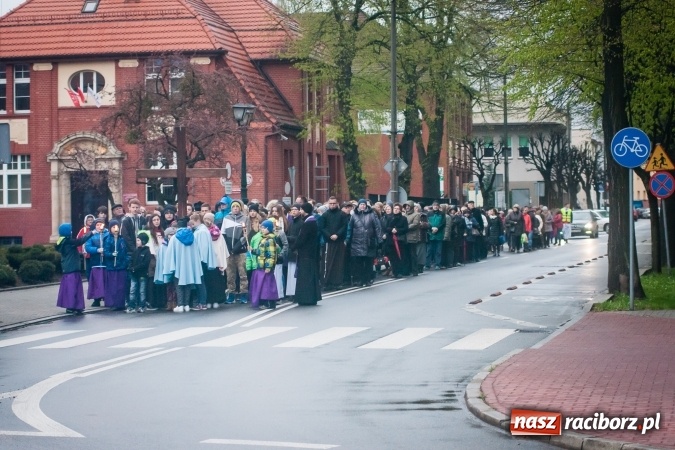 Zdjęcie w galerii na portalu naszraciborz.pl: Droga krzyżowa ulicami Raciborza wiadomości z regionu
