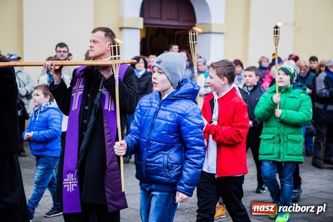 Zdjęcie w galerii na portalu naszraciborz.pl: Droga krzyżowa ulicami Raciborza wiadomości z regionu