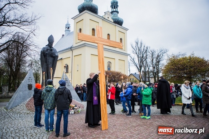 Zdjęcie w galerii na portalu naszraciborz.pl: Droga krzyżowa ulicami Raciborza wiadomości z regionu