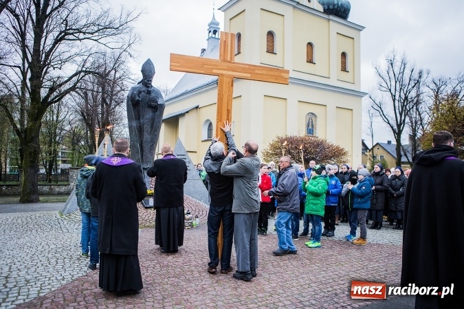 Zdjęcie w galerii na portalu naszraciborz.pl: Droga krzyżowa ulicami Raciborza wiadomości z regionu