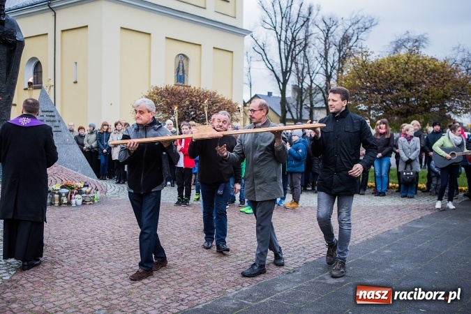 Zdjęcie w galerii na portalu naszraciborz.pl: Droga krzyżowa ulicami Raciborza wiadomości z regionu