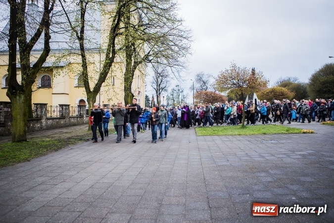 Zdjęcie w galerii na portalu naszraciborz.pl: Droga krzyżowa ulicami Raciborza wiadomości z regionu