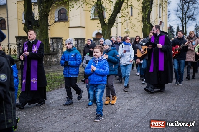 Zdjęcie w galerii na portalu naszraciborz.pl: Droga krzyżowa ulicami Raciborza wiadomości z regionu