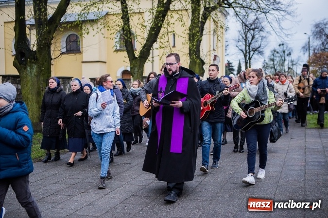 Zdjęcie w galerii na portalu naszraciborz.pl: Droga krzyżowa ulicami Raciborza wiadomości z regionu