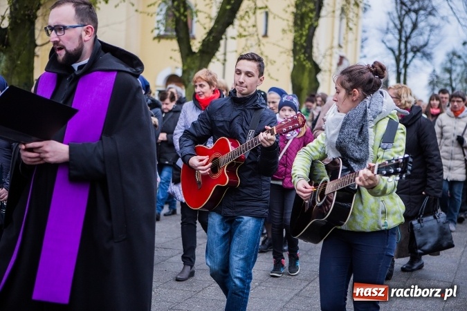 Zdjęcie w galerii na portalu naszraciborz.pl: Droga krzyżowa ulicami Raciborza wiadomości z regionu