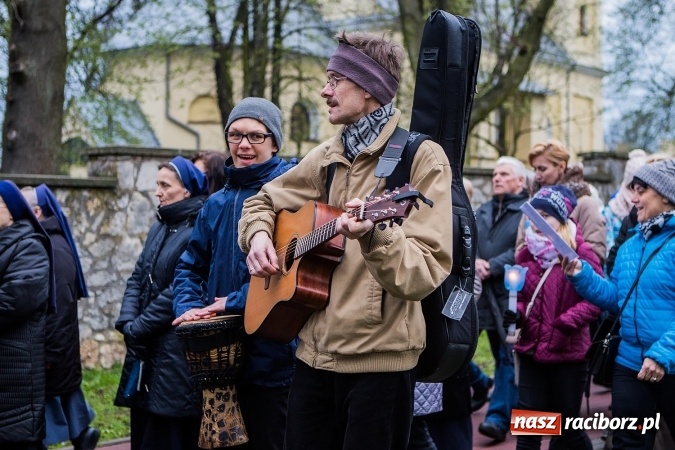 Zdjęcie w galerii na portalu naszraciborz.pl: Droga krzyżowa ulicami Raciborza wiadomości z regionu