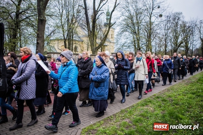 Zdjęcie w galerii na portalu naszraciborz.pl: Droga krzyżowa ulicami Raciborza wiadomości z regionu