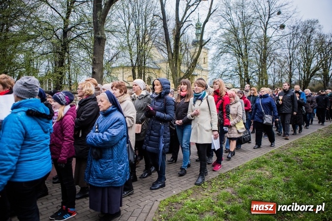 Zdjęcie w galerii na portalu naszraciborz.pl: Droga krzyżowa ulicami Raciborza wiadomości z regionu