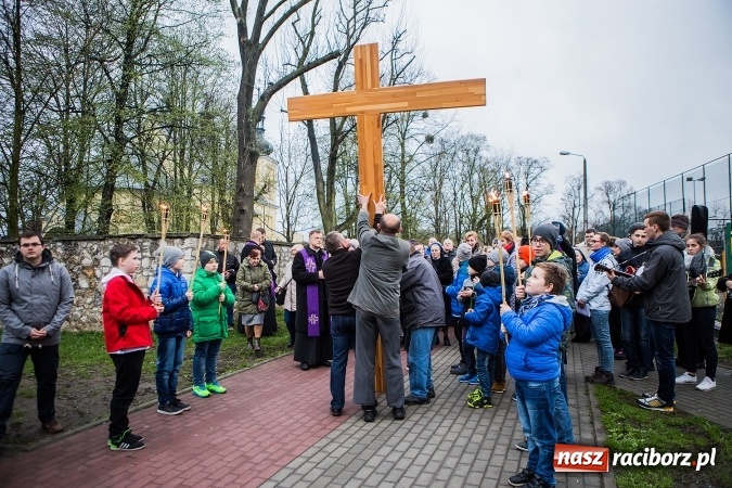 Zdjęcie w galerii na portalu naszraciborz.pl: Droga krzyżowa ulicami Raciborza wiadomości z regionu