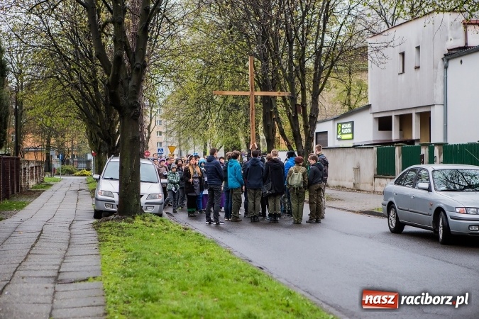 Zdjęcie w galerii na portalu naszraciborz.pl: Droga krzyżowa ulicami Raciborza wiadomości z regionu