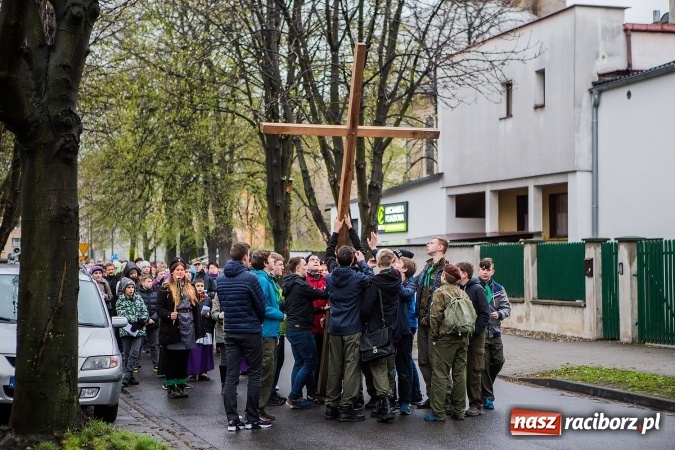 Zdjęcie w galerii na portalu naszraciborz.pl: Droga krzyżowa ulicami Raciborza wiadomości z regionu