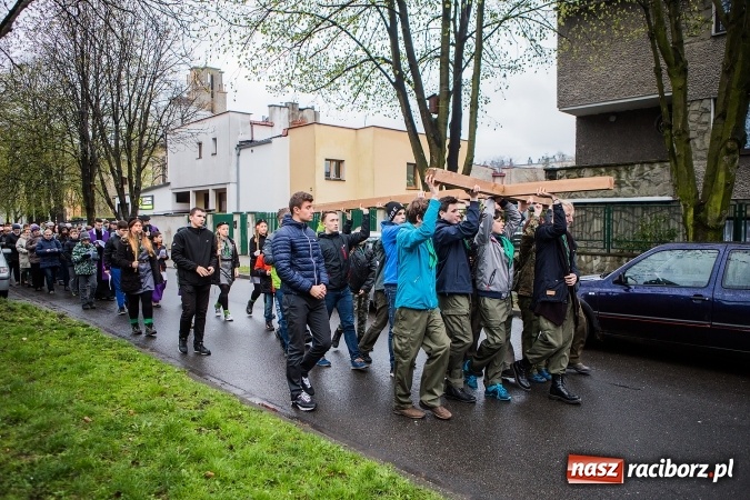 Zdjęcie w galerii na portalu naszraciborz.pl: Droga krzyżowa ulicami Raciborza wiadomości z regionu