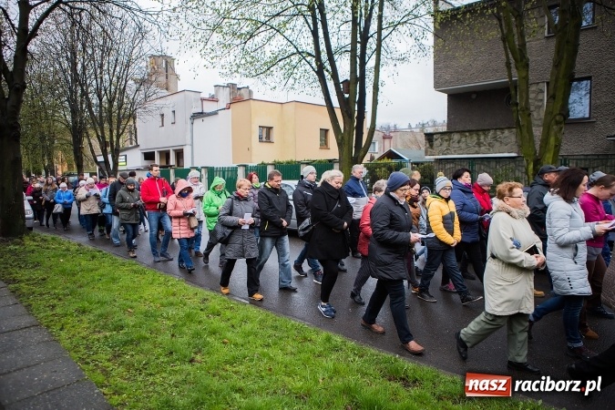 Zdjęcie w galerii na portalu naszraciborz.pl: Droga krzyżowa ulicami Raciborza wiadomości z regionu