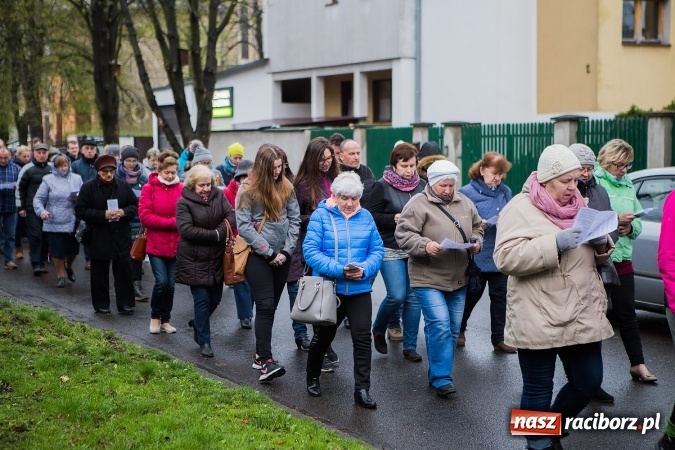 Zdjęcie w galerii na portalu naszraciborz.pl: Droga krzyżowa ulicami Raciborza wiadomości z regionu