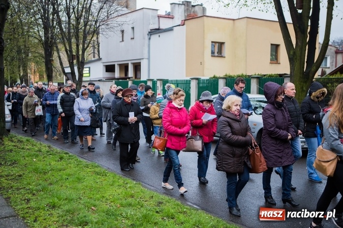 Zdjęcie w galerii na portalu naszraciborz.pl: Droga krzyżowa ulicami Raciborza wiadomości z regionu