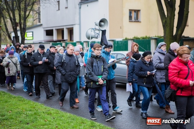 Zdjęcie w galerii na portalu naszraciborz.pl: Droga krzyżowa ulicami Raciborza wiadomości z regionu