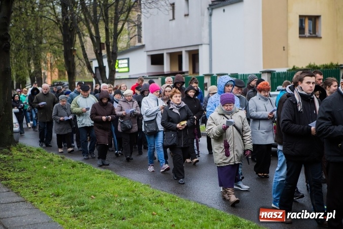 Zdjęcie w galerii na portalu naszraciborz.pl: Droga krzyżowa ulicami Raciborza wiadomości z regionu