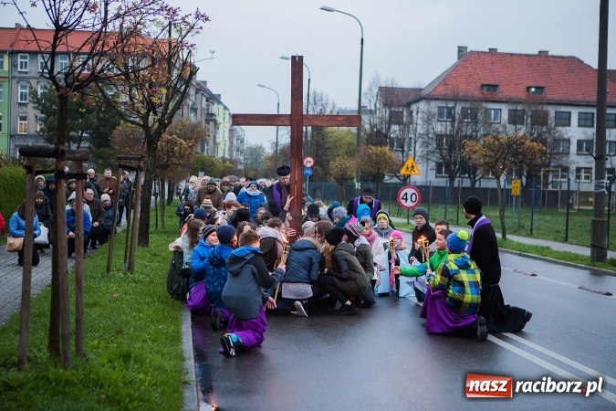 Zdjęcie w galerii na portalu naszraciborz.pl: Droga krzyżowa ulicami Raciborza wiadomości z regionu
