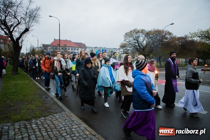 Zdjęcie w galerii na portalu naszraciborz.pl: Droga krzyżowa ulicami Raciborza wiadomości z regionu