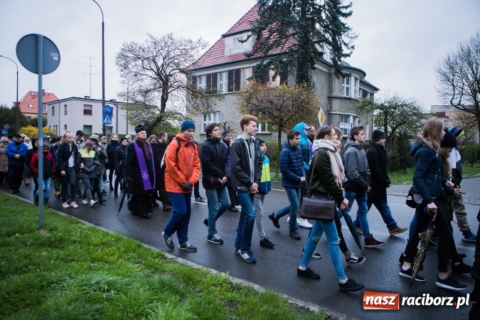 Zdjęcie w galerii na portalu naszraciborz.pl: Droga krzyżowa ulicami Raciborza wiadomości z regionu