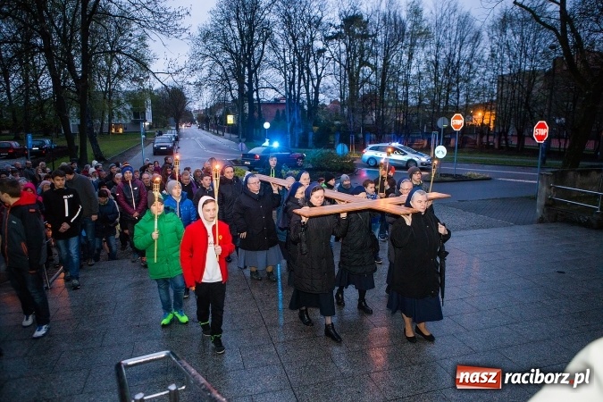 Zdjęcie w galerii na portalu naszraciborz.pl: Droga krzyżowa ulicami Raciborza wiadomości z regionu