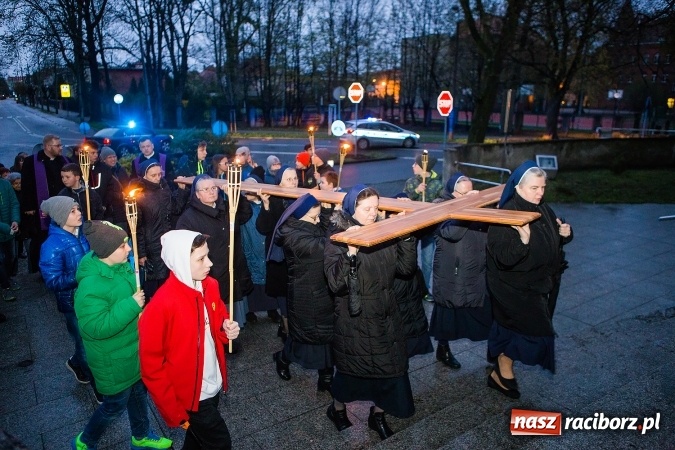 Zdjęcie w galerii na portalu naszraciborz.pl: Droga krzyżowa ulicami Raciborza wiadomości z regionu