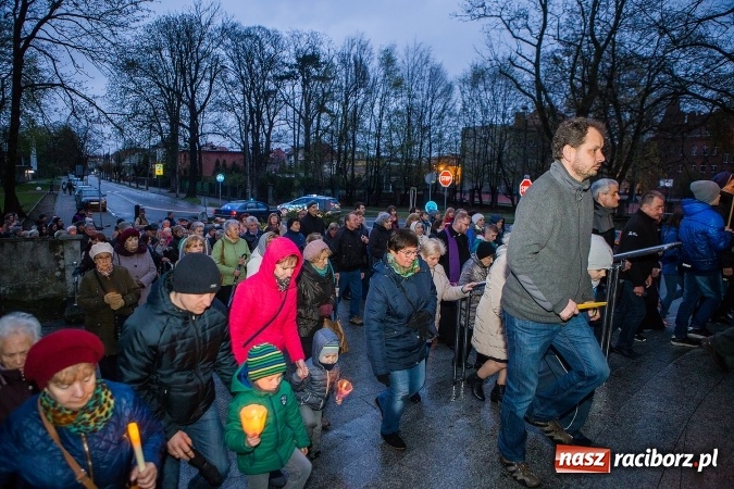 Zdjęcie w galerii na portalu naszraciborz.pl: Droga krzyżowa ulicami Raciborza wiadomości z regionu