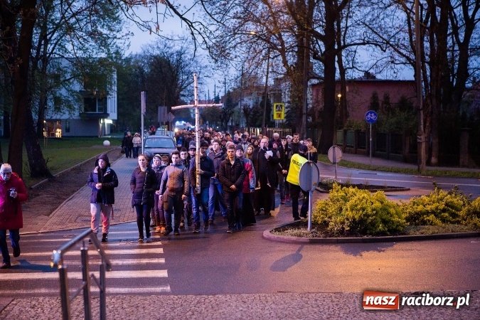 Zdjęcie w galerii na portalu naszraciborz.pl: Droga krzyżowa ulicami Raciborza wiadomości z regionu