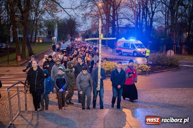 Zdjęcie w galerii na portalu naszraciborz.pl: Droga krzyżowa ulicami Raciborza wiadomości z regionu