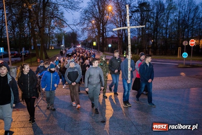 Zdjęcie w galerii na portalu naszraciborz.pl: Droga krzyżowa ulicami Raciborza wiadomości z regionu