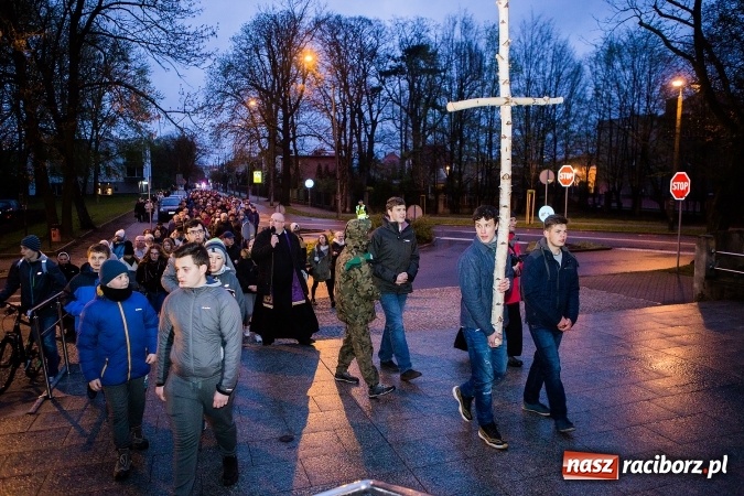 Zdjęcie w galerii na portalu naszraciborz.pl: Droga krzyżowa ulicami Raciborza wiadomości z regionu