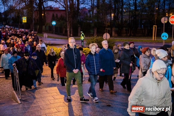 Zdjęcie w galerii na portalu naszraciborz.pl: Droga krzyżowa ulicami Raciborza wiadomości z regionu