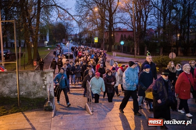 Zdjęcie w galerii na portalu naszraciborz.pl: Droga krzyżowa ulicami Raciborza wiadomości z regionu