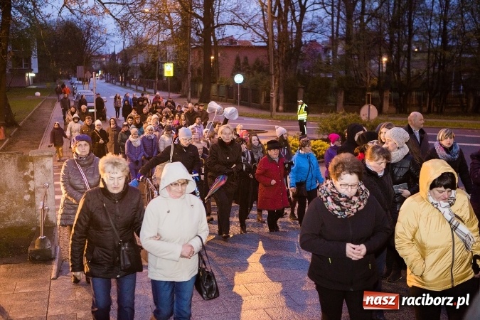 Zdjęcie w galerii na portalu naszraciborz.pl: Droga krzyżowa ulicami Raciborza wiadomości z regionu