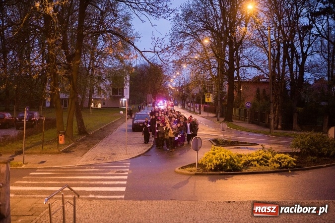 Zdjęcie w galerii na portalu naszraciborz.pl: Droga krzyżowa ulicami Raciborza wiadomości z regionu