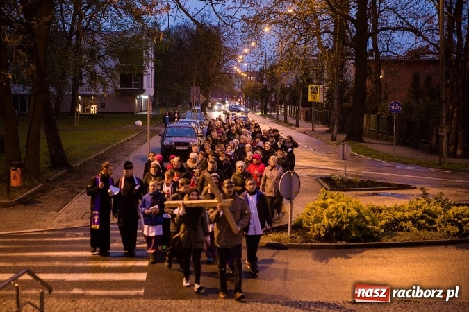 Zdjęcie w galerii na portalu naszraciborz.pl: Droga krzyżowa ulicami Raciborza wiadomości z regionu