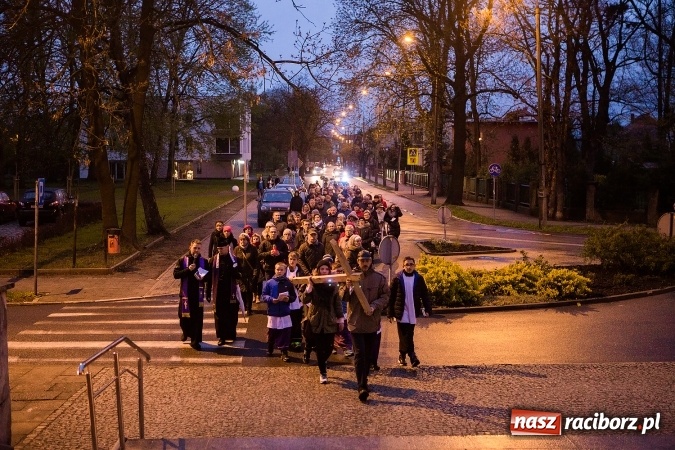 Zdjęcie w galerii na portalu naszraciborz.pl: Droga krzyżowa ulicami Raciborza wiadomości z regionu
